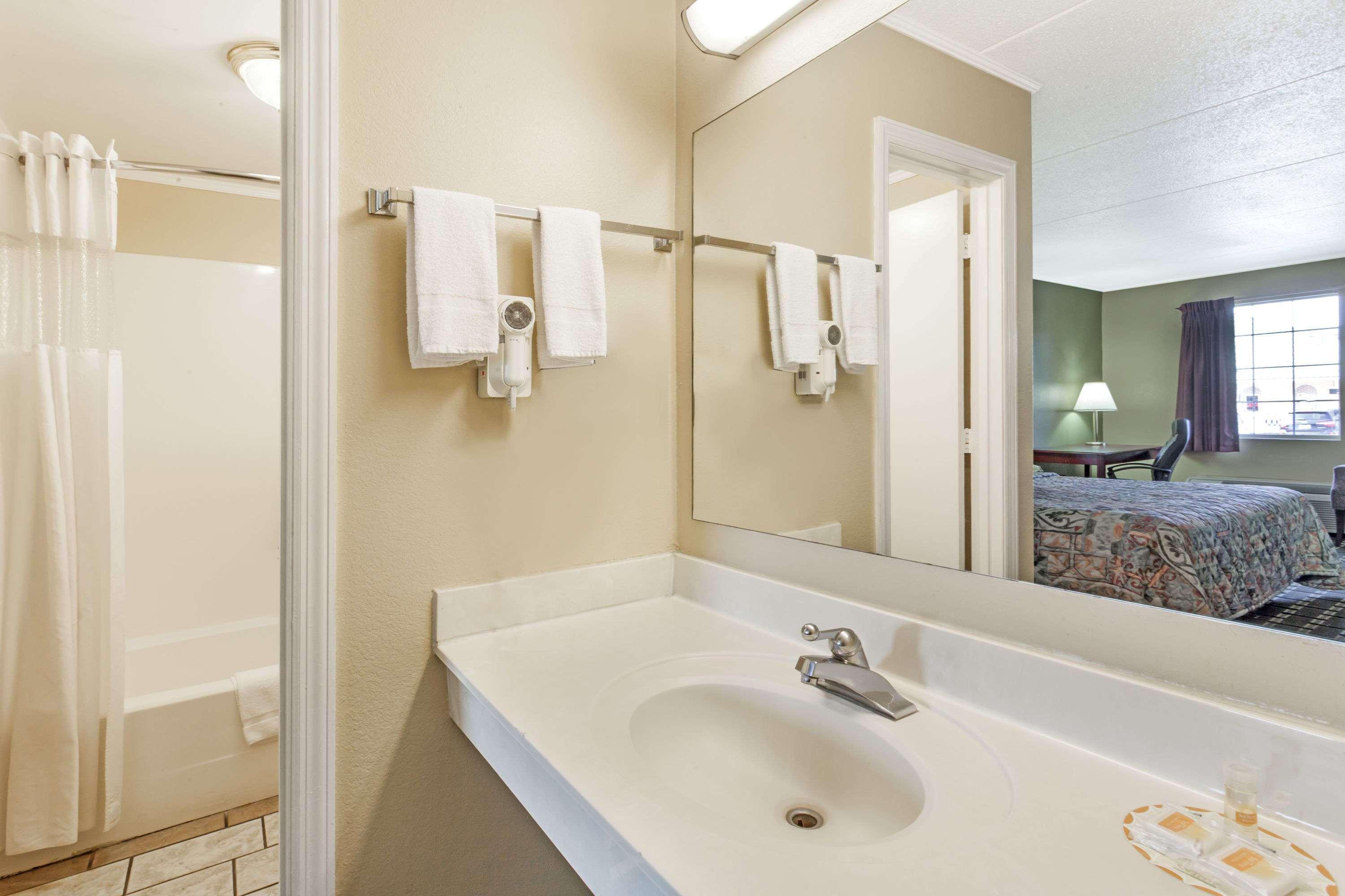 Days Inn By Wyndham Lenoir City Buitenkant foto